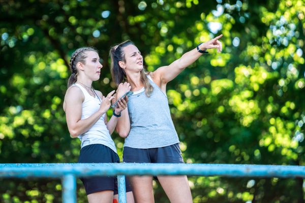 Almut Schwarzkopf (BTB Oldenburg) und Vanessa Hintz (BTB Oldenburg) am 02.07.2022 waehrend den NLV+BLV Leichtathletik-Landesmeisterschaften im Jahnstadion in Goettingen (Tag 1)